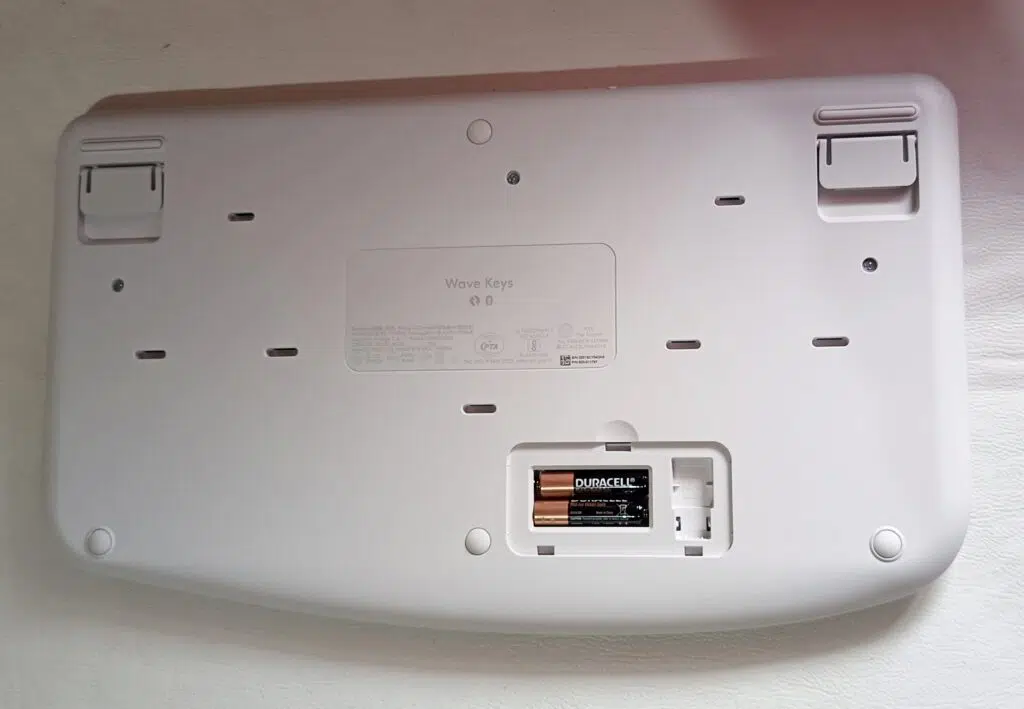 Bewertung: Die Logitech-Wave-Keys-Tastatur bietet Komfort und Funktionalität Rückseite der Logitech Wave Keys-Tastatur