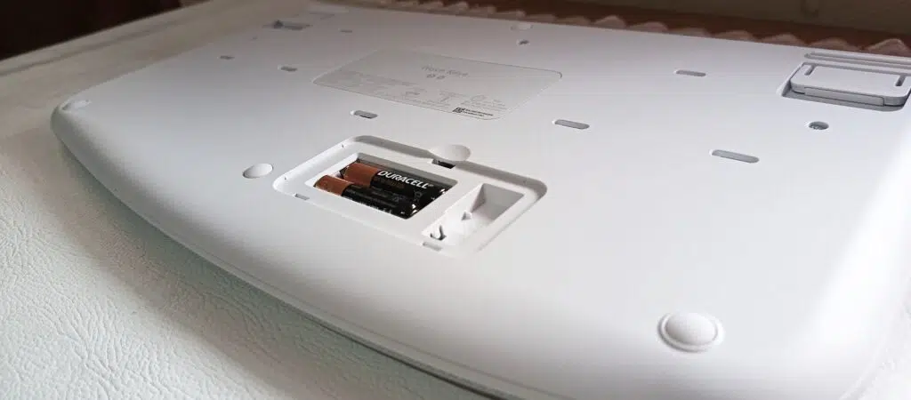 Bewertung: Die Logitech-Wave-Keys-Tastatur bietet Komfort und Funktionalität Rückseite der Logitech Wave Keys-Tastatur