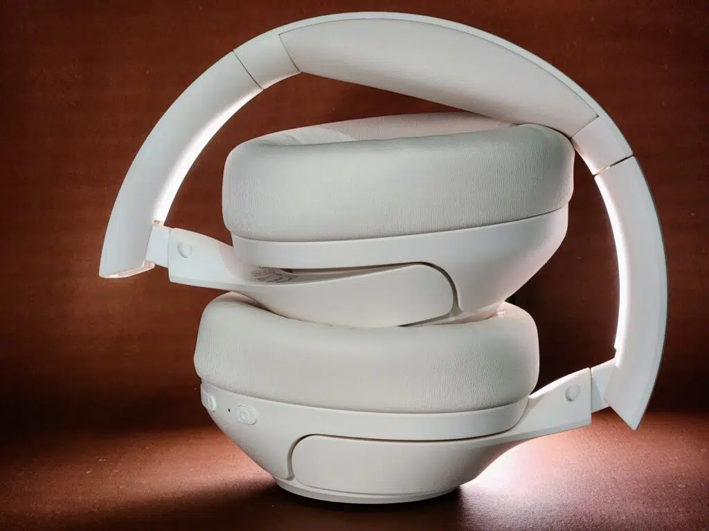 Review: qcy h3 anc tem cancelamento de ruído espetacular Fone qcy h3 and em fundo marrom