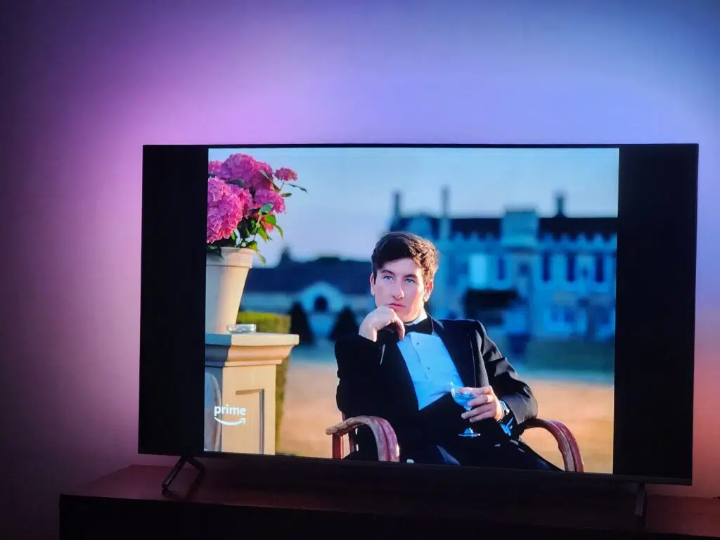 Review: smart tv philips pug8807 é a android tv 4k com um show de luzes Smart tv philips pug8807 com ambilight e android tv mostrando uma cena do filme saltburn