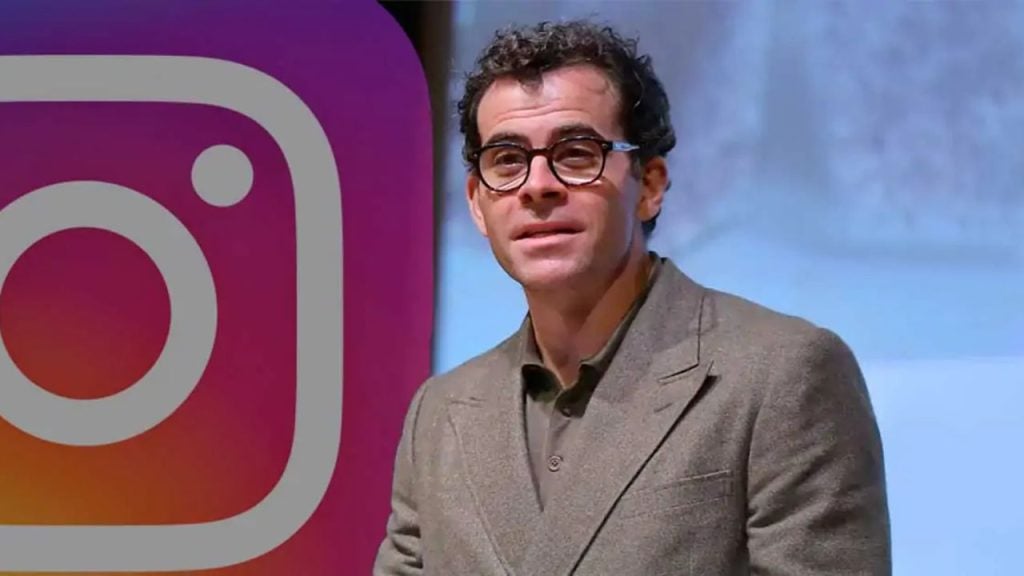 Professor com óculos e terno ao lado do logo do instagram em fundo digital.
