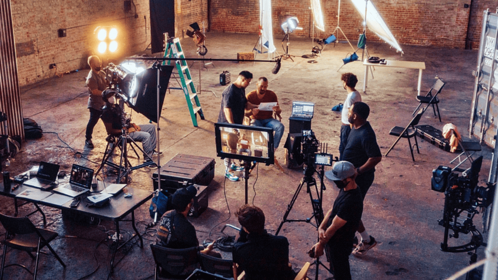 Comment l’intelligence artificielle impacte l’industrie cinématographique Comment l’intelligence artificielle impacte l’industrie cinématographique. Découvrez comment les progrès récents de l'IA changent la façon dont nous écrivons des scénarios et même tournons des scènes de films.