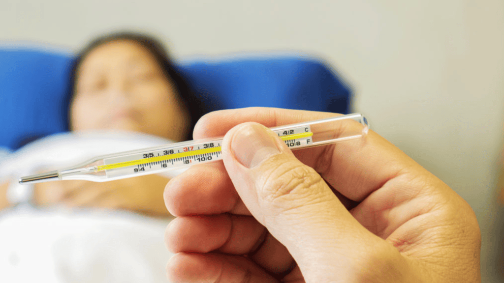 Um dos principais sintomas da dengue é a febre.