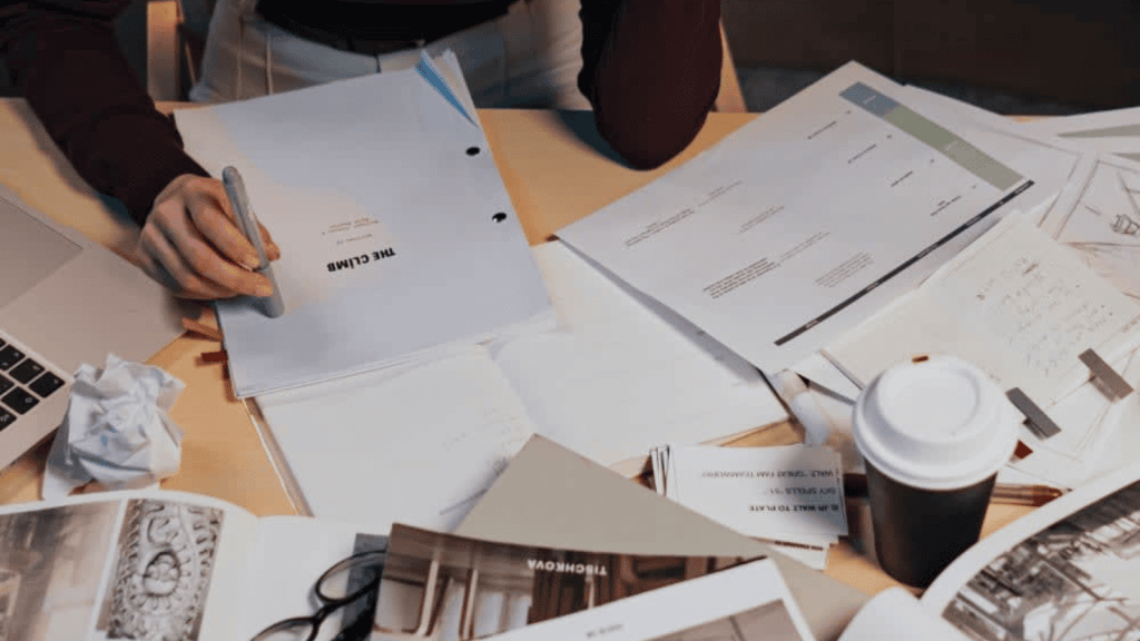 Comment l’intelligence artificielle impacte l’industrie cinématographique Comment l’intelligence artificielle impacte l’industrie cinématographique. Découvrez comment les progrès récents de l'IA changent la façon dont nous écrivons des scénarios et même tournons des scènes de films.