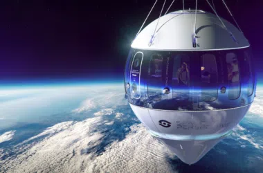 Nave espacial de conceito inovador em órbita terrestre, tecnologia futurista e turismo espacial.