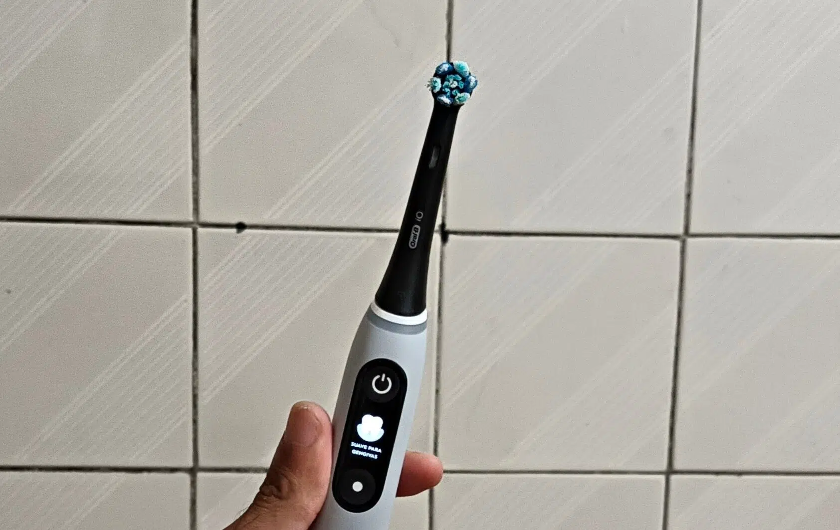 Review: oral-b io6 é a escova inteligente que mudará seus hábitos de escovação Escova de dentes elétrica oral-b io6