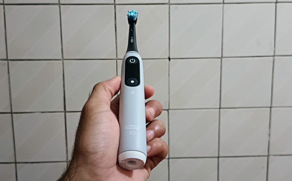REVIEW: Oral-B iO6 é a escova inteligente que mudará seus hábitos de escovação. Com sensor de pressão na escovação e aplicativo inteligente que promete complementar a experiência de uso, veja o que achamos do dispositivo!