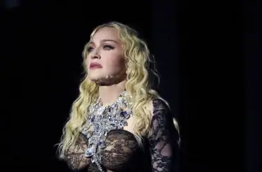 Maquiagem e cabelo de celebridade com joias luxuosas para evento de moda showmetech tecnologia 2023.