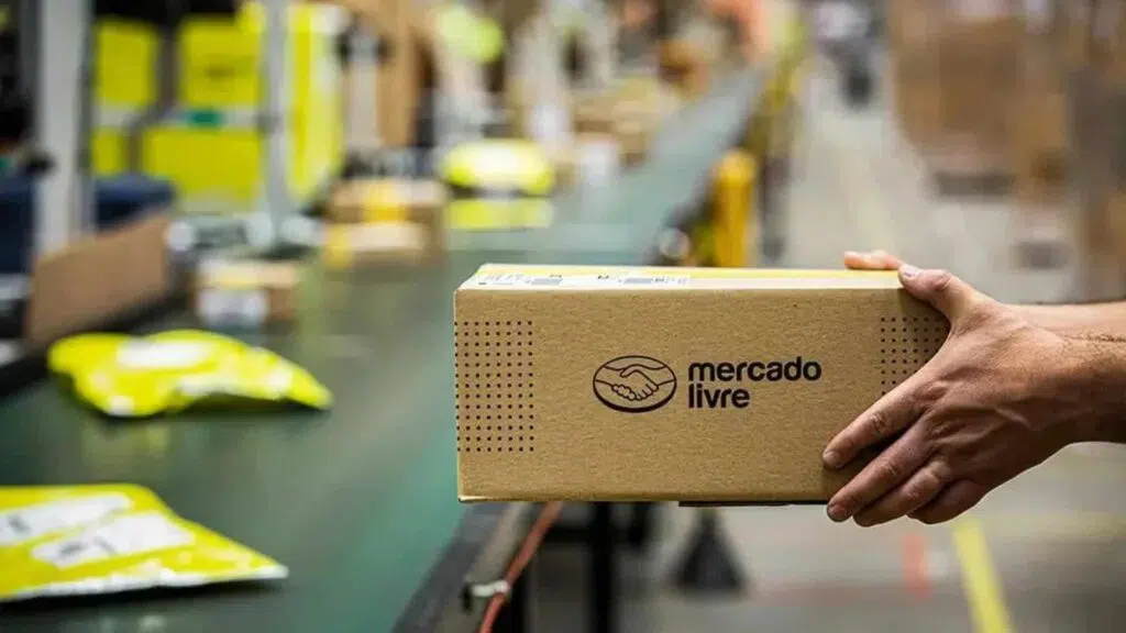 Livraison d'un produit de Mercado Libre, logo visible sur un carton, environnement de stockage.
