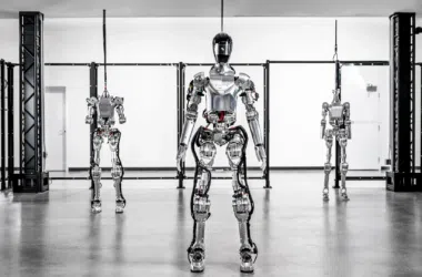 Robô humanoide futurista de metal em laboratório de tecnologia avançada.