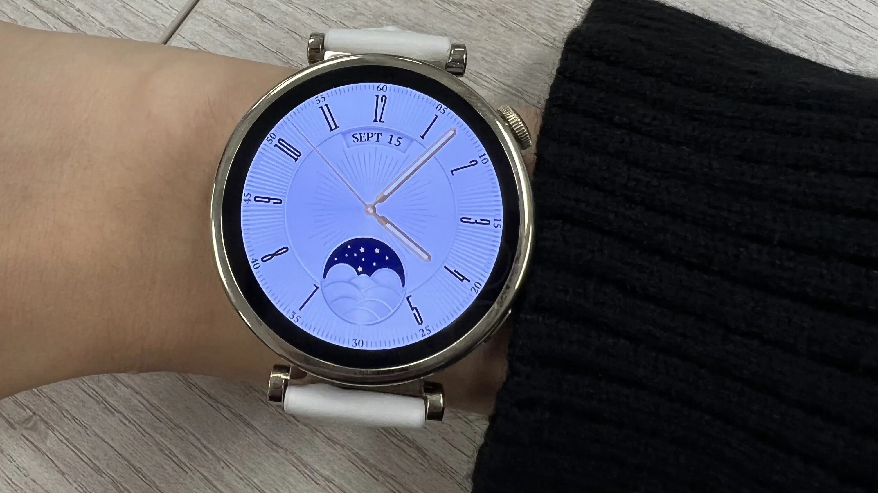 Huawei inaugura loja oficial brasileira dentro do mercado livre A imagem é a foto do smartwatch gt4 da huawei.