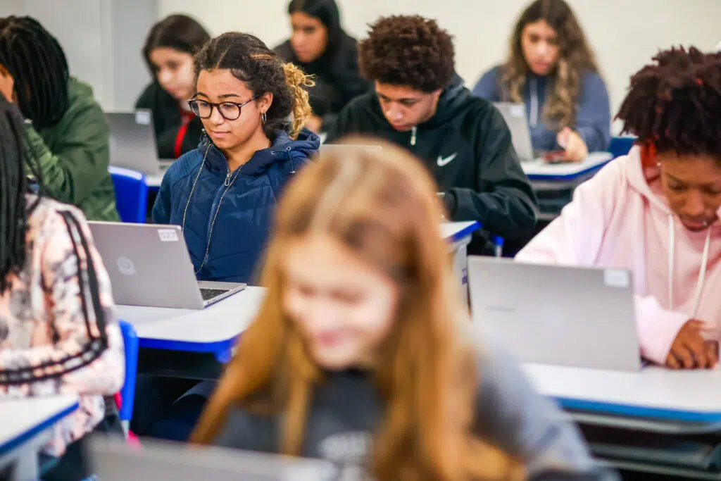 Alunos e professores devem usar ias, afirma secretário de educação do governo de sp Alunos usando inteligência artificial na sala de aula