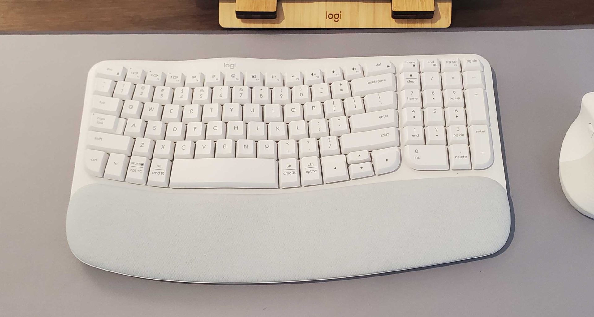 Review: teclado logitech wave keys entrega conforto e praticidade. Com apoio para as mãos que traz o conforto para quem trabalha por várias, horas, modelo tem bateria para três anos e pode ser encontrado por menos de r$ 500