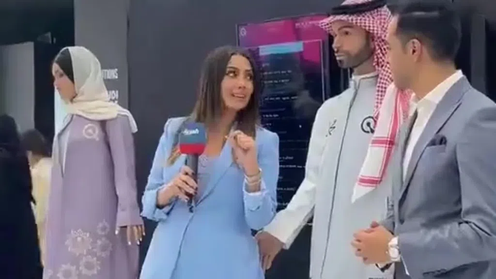 Vídeo com robô saudita tocando repórter de forma inadequada viraliza e provoca indignação. Internautas comentaram vídeo com comportamento machista e esperam resposta de desenvolvedora sobre incidente; assista