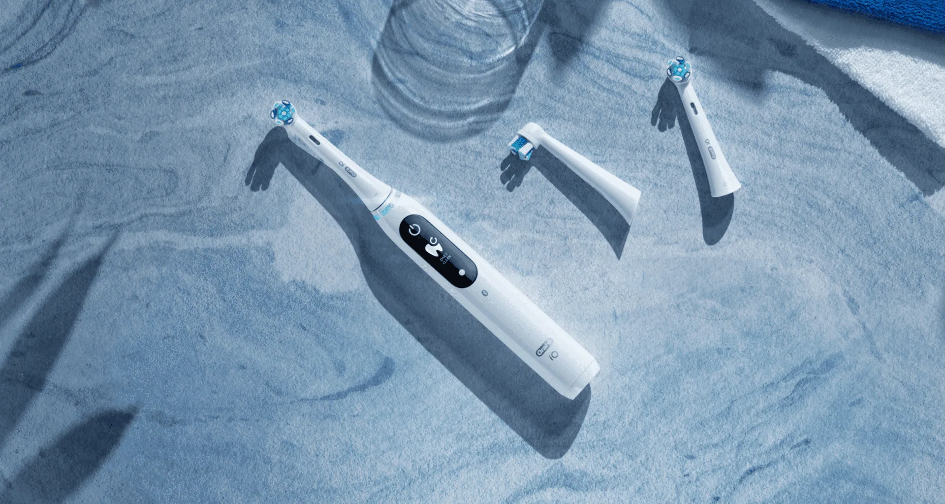 Cepillo de dientes eléctrico Orality IO con diseño moderno y tecnología avanzada para una higiene bucal eficaz.