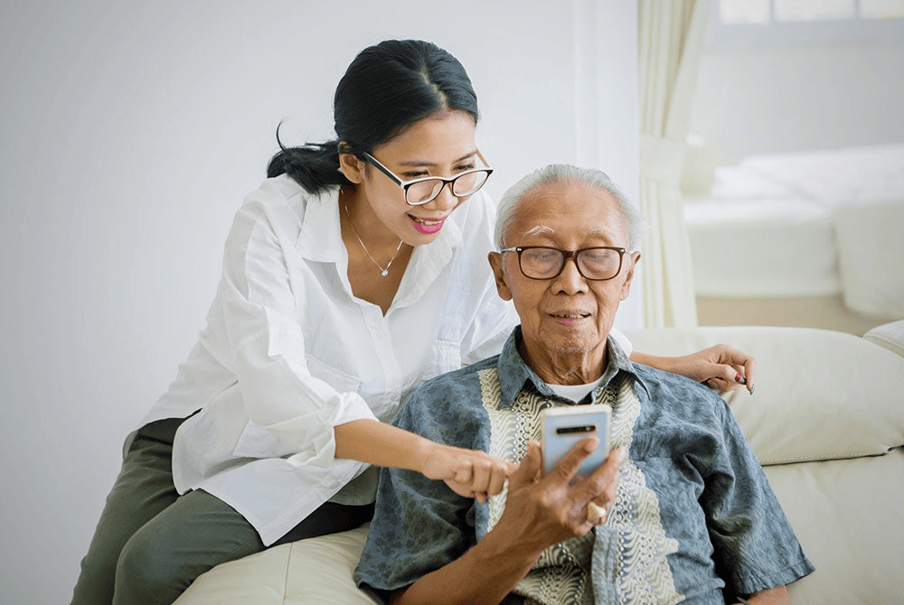 Pessoas acima de 50 anos são as mais enganadas por fotos e vídeos gerados com ias Pessoas acima de 50 anos são as mais enganadas por fotos e vídeos gerados com ias. Pesquisa revela que questões como declínio cognitivo e a falta de conhecimento sobre o assunto dificultam a distinção entre o real e o "fake" entre os membros da geração x