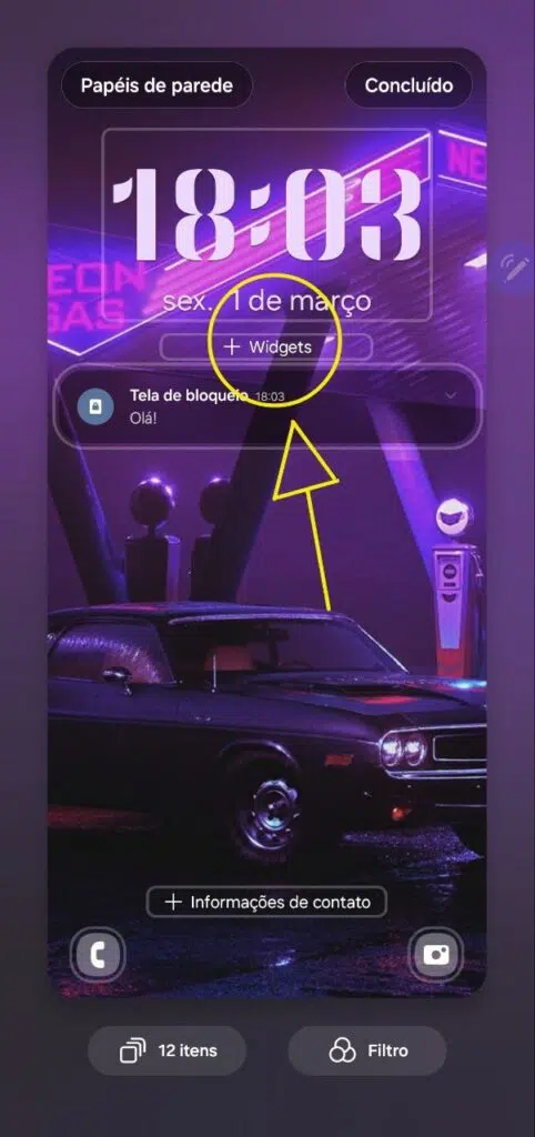 Tecnoporte de parede com relógio digital e decoração neon.