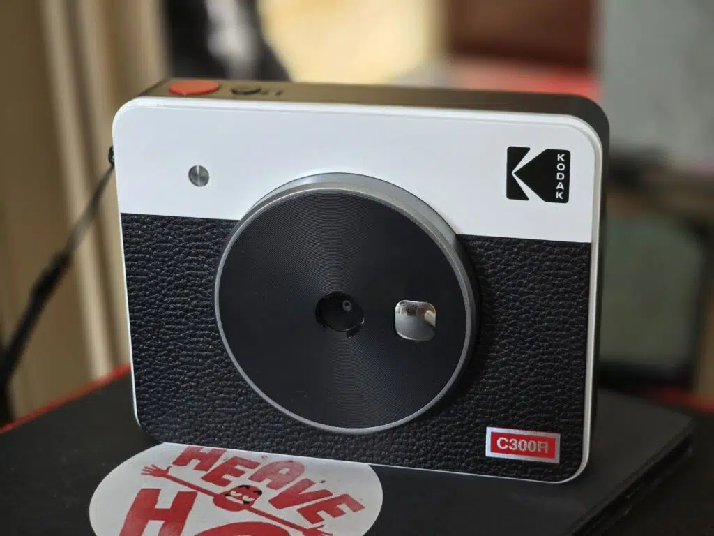 Review: kodak mini shot 3 Parte frontal da kodak mini shot 3 na cor branca