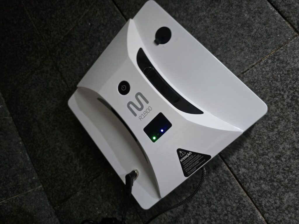 Robô Cleanbot R1800 sendo usado em parede de azulejo