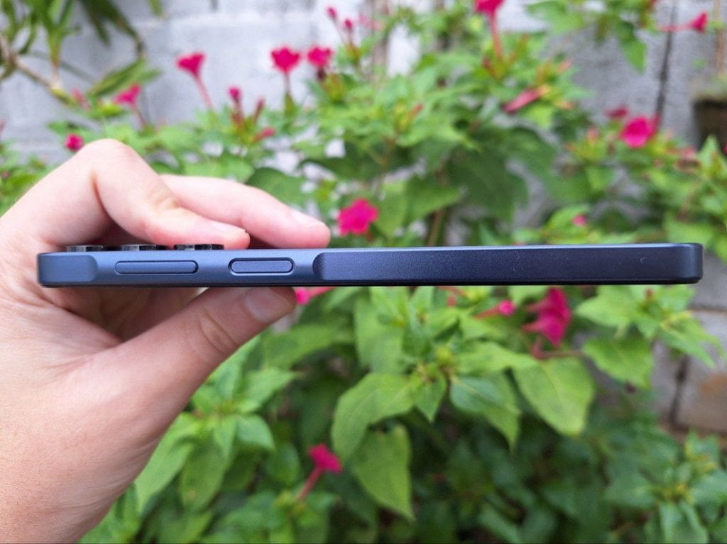 Обзор: Galaxy A15 5G, еще один хороший вариант среднего класса Вид сбоку Galaxy A15 5G