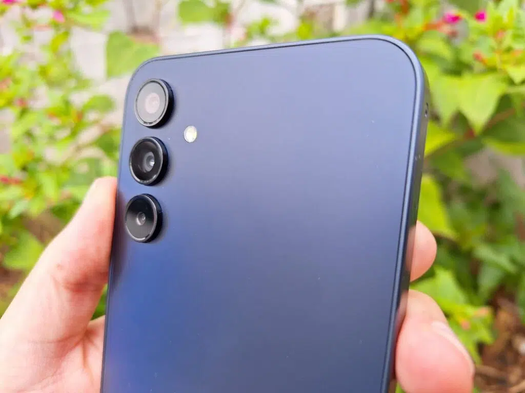 Review: galaxy a15 5g, mais uma boa opção nos intermediários Parte traseira do galaxy a15 5g com foco nas câmeras