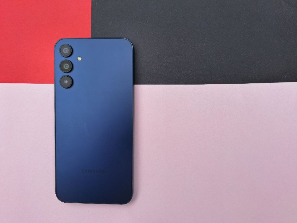 Обзор: Galaxy A15 5G, еще один хороший вариант среднего класса Задняя часть галактики a15 5g на цветном фоне