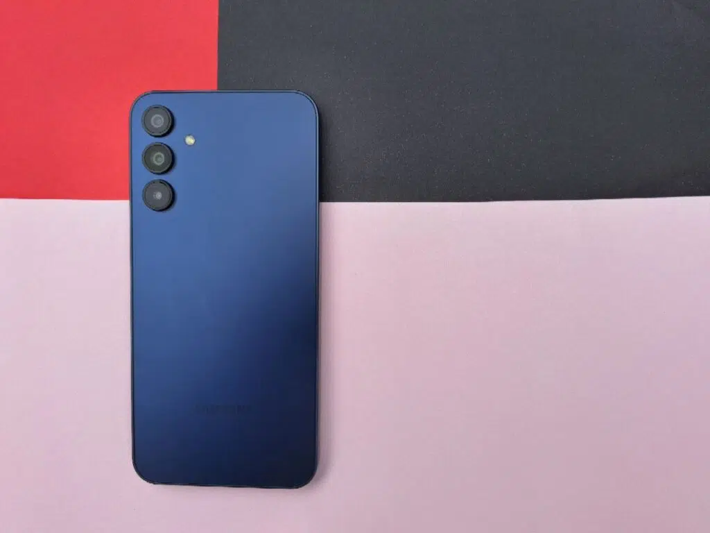 Review: galaxy a15 5g, mais uma boa opção nos intermediários Parte traseira do galaxy a15 5g em fundo colorido