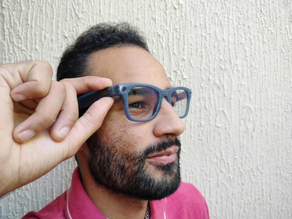 Homem usando smart glasses da Meta