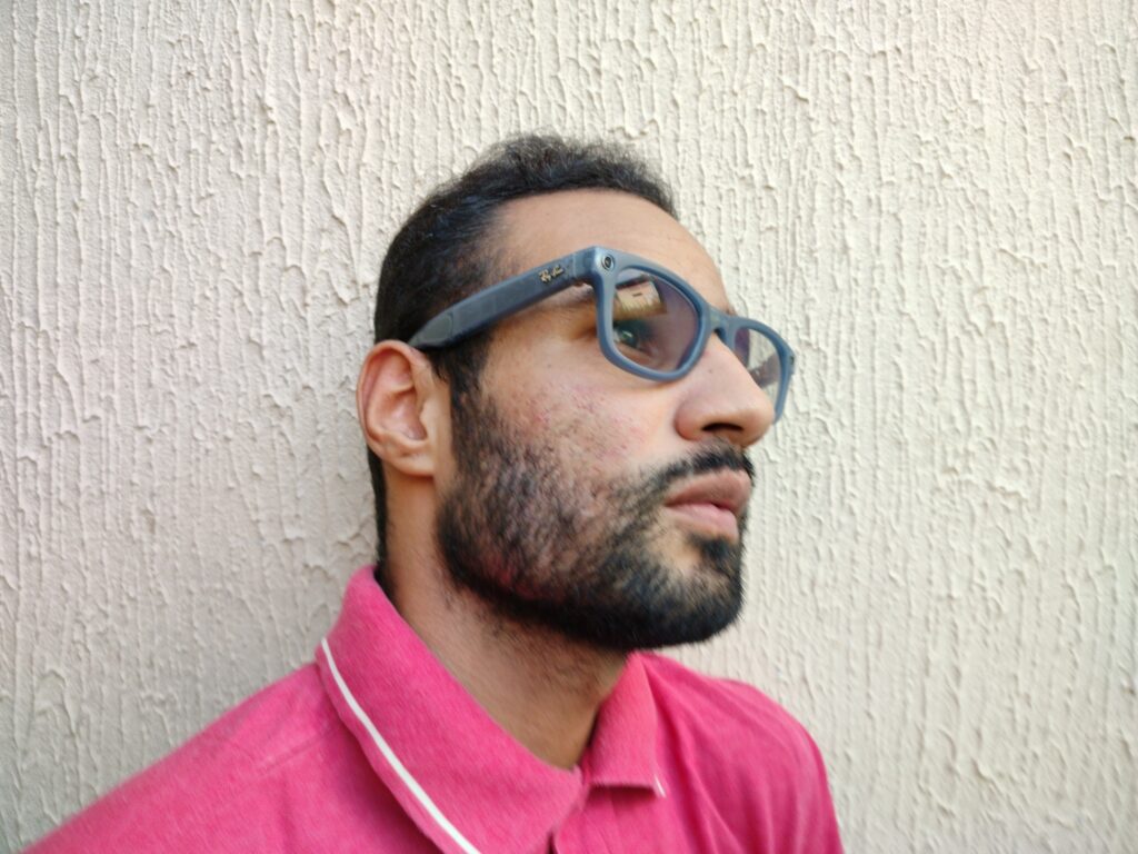 Homem usando óculos inteligente da Meta