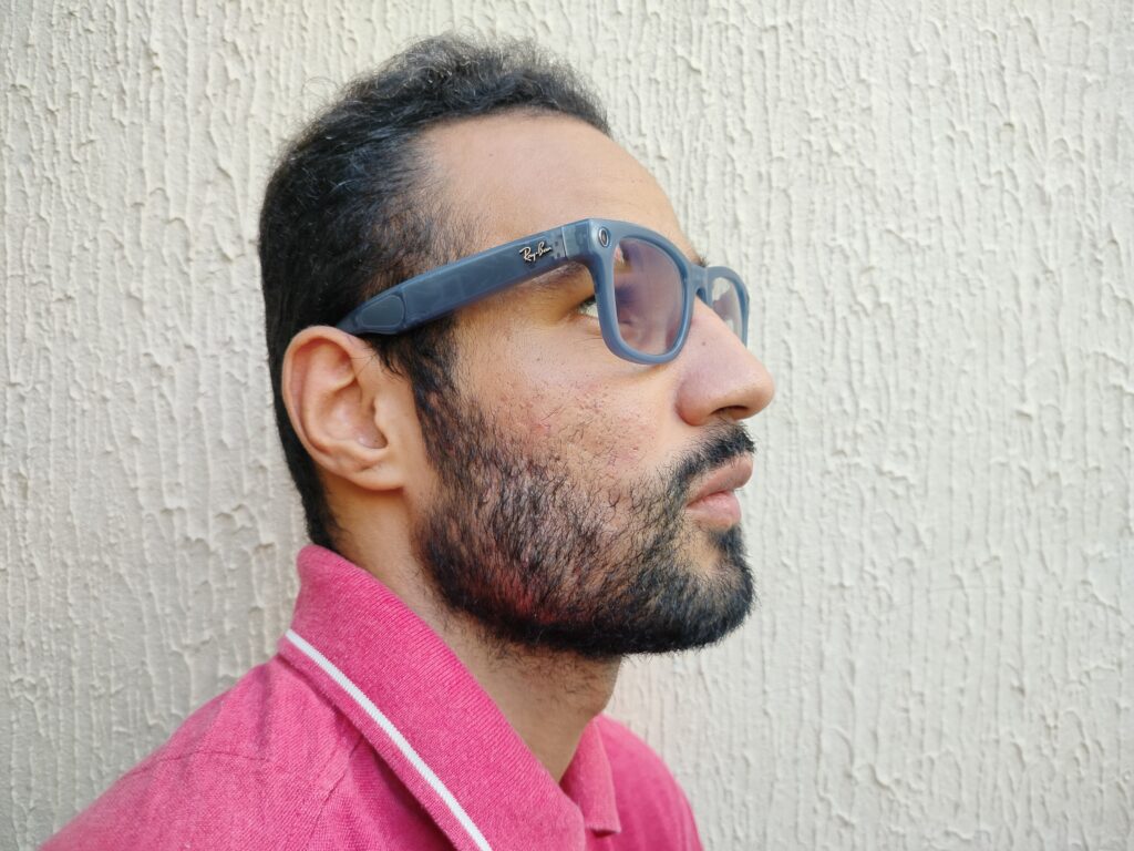 Homem usando óculos inteligente da Meta