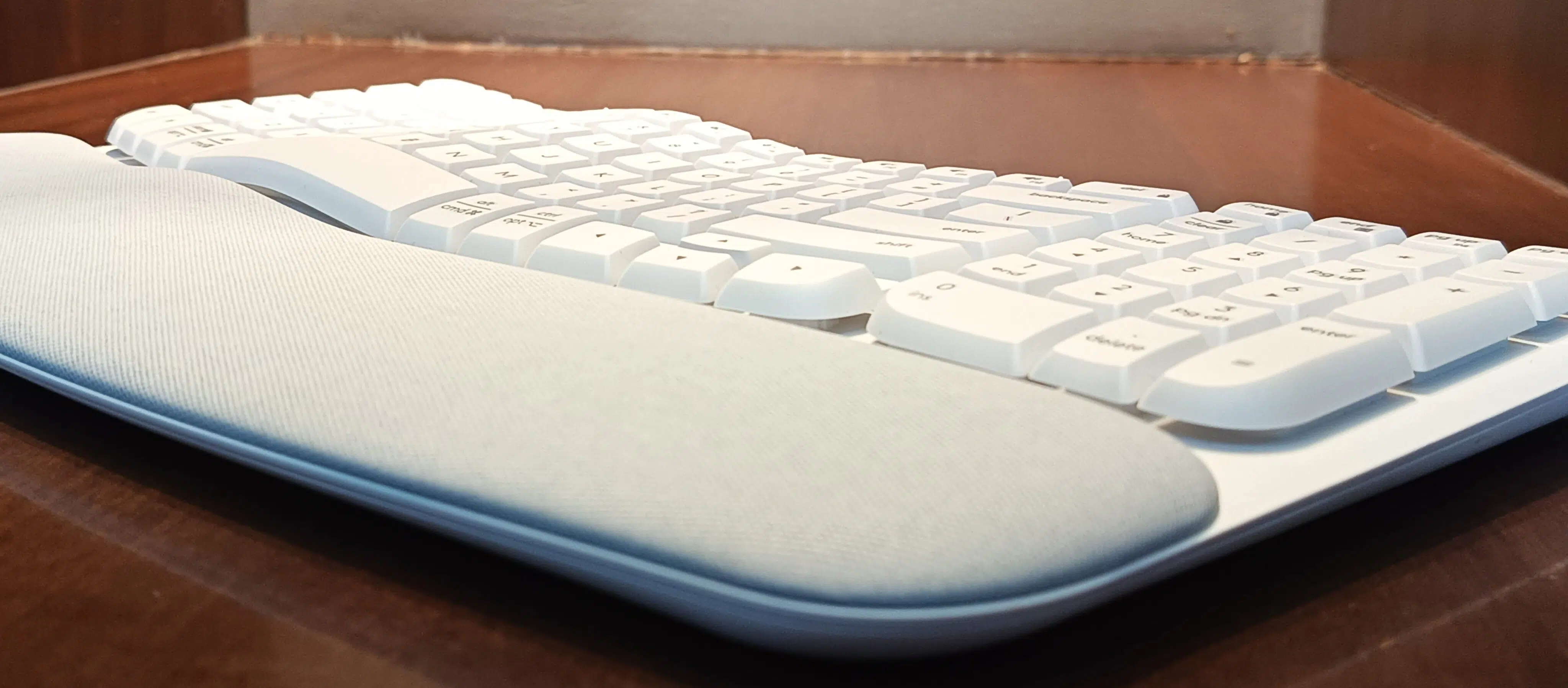 Bewertung: Die Logitech-Wave-Keys-Tastatur bietet Komfort und Funktionalität Bewertung: Die Logitech-Wave-Keys-Tastatur bietet Komfort und Praktikabilität. Das Modell verfügt über eine Handunterstützung, die denjenigen Komfort bietet, die mehrere Stunden lang arbeiten. Es verfügt über eine dreijährige Batterie und ist für weniger als 500 R$ erhältlich