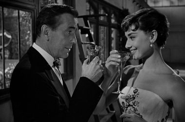 Seção de drinks sofisticados em jantar elegante com casal sorridente, vinho e comemoração.