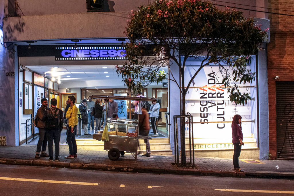 33 salas de cinema gratuitas em São Paulo para você conferir - e economizar!. Diante de aumentos dos preços, existem salas de cinemas com sessões de filmes gratuitos em São Paulo, tanto comerciais quanto independentes; confira!
