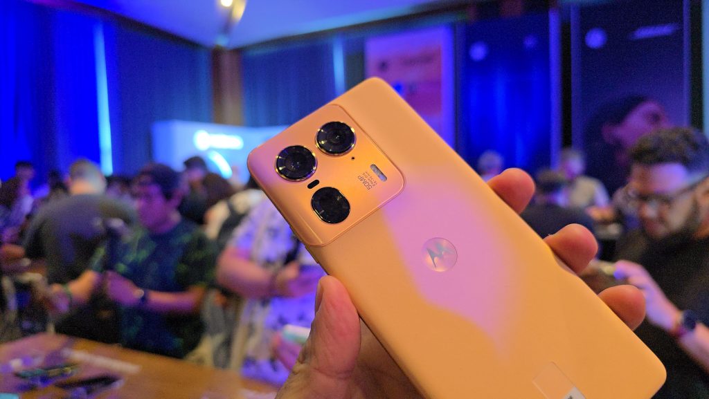 Motorola edge 50 ultra, pro e fusion chegam com ai e câmeras de 50 mp Moto edge 50 ultra na cor peach fuzz