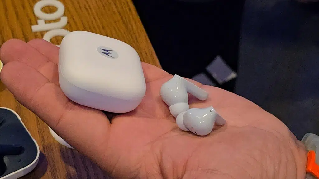 Moto buds e moto buds+ chegam ao brasil com som bose e bateria de até 42 horas Variantes branca do moto buds