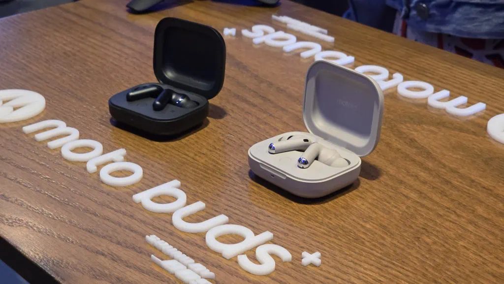 Moto buds e moto buds+ chegam ao brasil com som bose e bateria de até 42 horas Moto buds e moto buds+ chegam ao brasil com som bose e bateria de até 42 horas. Fones de ouvido chegam ao mercado brasileiro ainda no segundo semestre e contam com cancelamento de ruído integrado