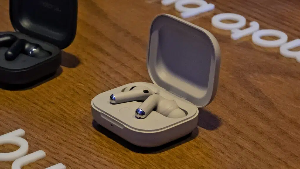 Moto buds e moto buds+ chegam ao brasil com som bose e bateria de até 42 horas Moto buds e moto buds+ chegam ao brasil com som bose e bateria de até 42 horas. Fones de ouvido chegam ao mercado brasileiro ainda no segundo semestre e contam com cancelamento de ruído integrado