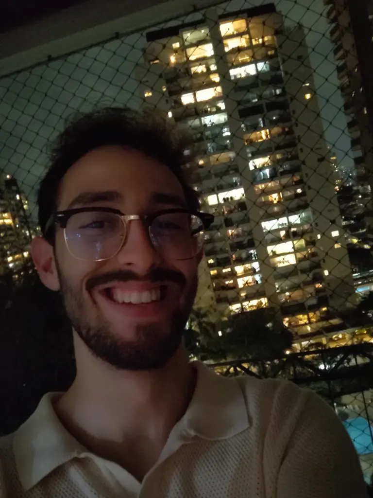 Review: galaxy m55 surpreende pelo armazenamento e fotos em ambientes escuros Selfie sem o nightograpfy. (foto: reprodução/enzo sapio monello/showmetech)