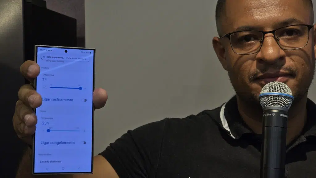 Samsung lança geladeiras evolution com ia no brasil Smartphone controlando novas geladeiras da samsung