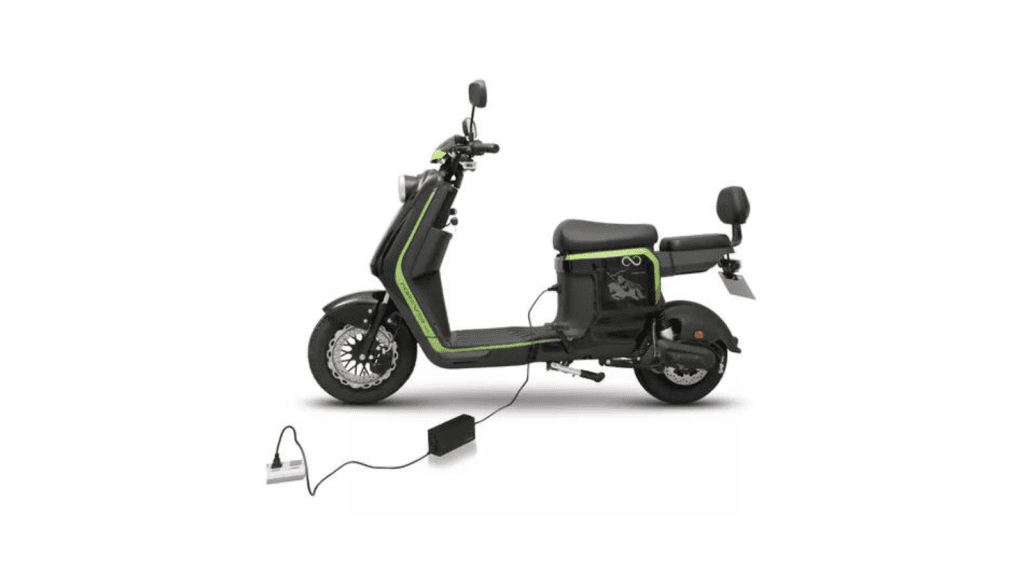 1. Scooter elétrico com bateria recarregável e design moderno para deslocamento urbano.