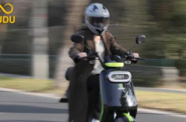 Scooter elétrico sudu com design moderno, ideal para mobilidade urbana sustentável.