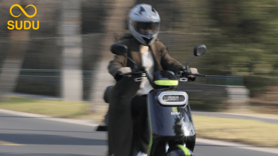 Scooter elétrico SUDU com design moderno, ideal para mobilidade urbana sustentável.
