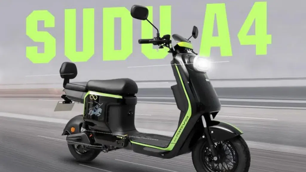 Elétrico scooter com design moderno e destaque para tecnologia de ponta.