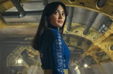1. Mulher com uniforme azul em ambiente industrial futurista.