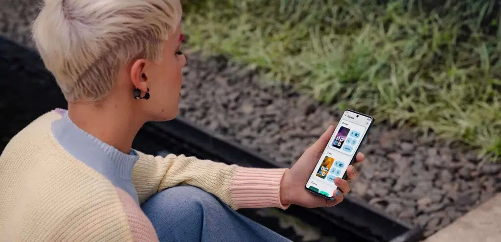 Motorola edge 50 ultra, pro e fusion chegam com ai e câmeras de 50 mp Mulher usando motorola edge 50 ultra com interface hello ux, em um parque