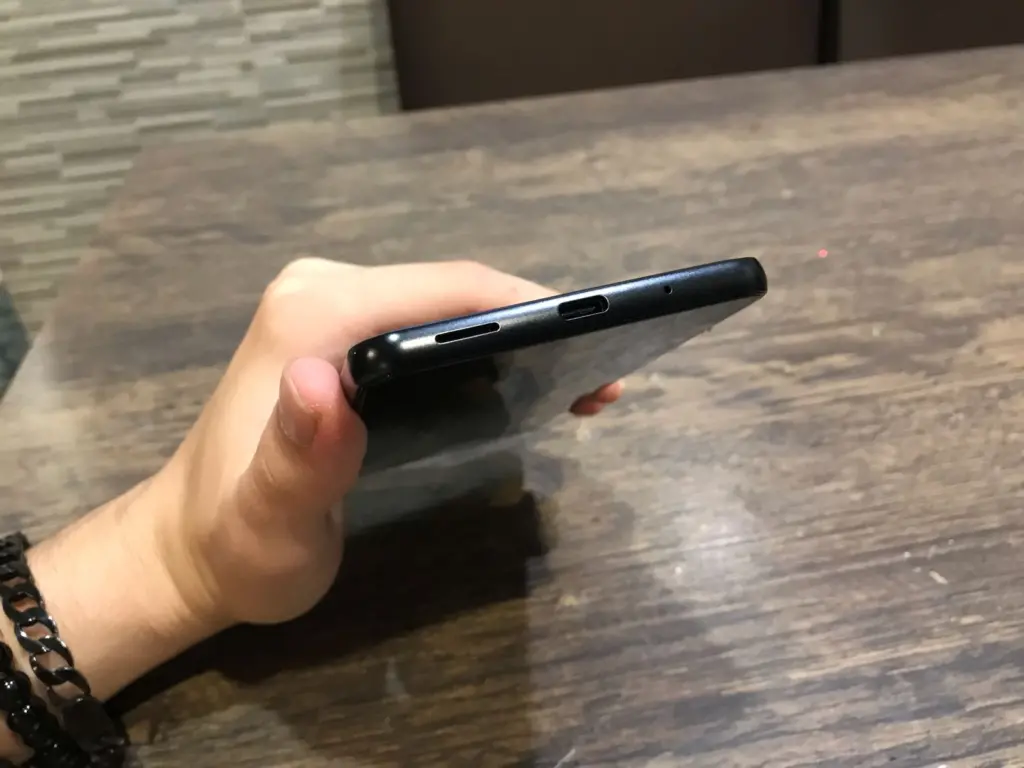 Review: galaxy m55 surpreende pelo armazenamento e fotos em ambientes escuros Foto de baixo do galaxy m55, com entrada usb-c 2. 0, saída de som dolby atmos e microfone. (foto: reprodução/enzo sapio monello/showmetech)