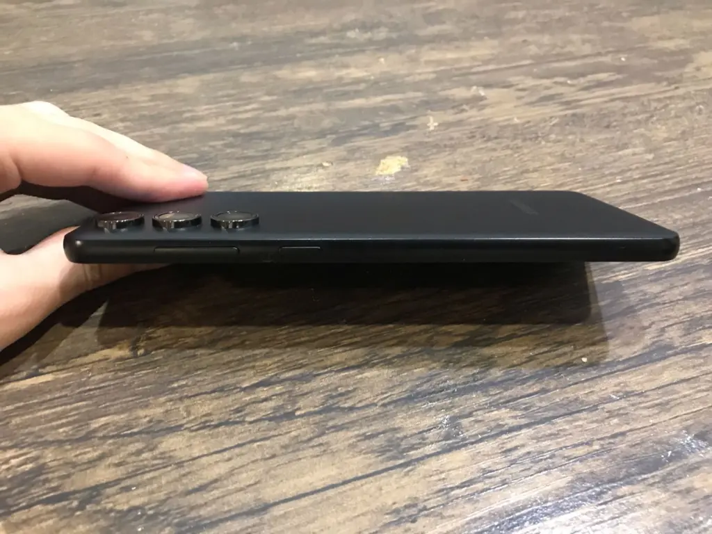 Review: galaxy m55 surpreende pelo armazenamento e fotos em ambientes escuros Lado direito do samsung galaxy m55, com os botões de volume e de acionamento do aparelho. (foto: reprodução/enzo sapio monello/showmetech)