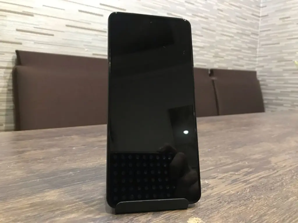 Review: galaxy m55 surpreende pelo armazenamento e fotos em ambientes escuros O galaxy m55 tem uma tela muito espelhada, propício para mais marcas de dedos. (foto: reprodução/enzo sapio monello/showmetech)