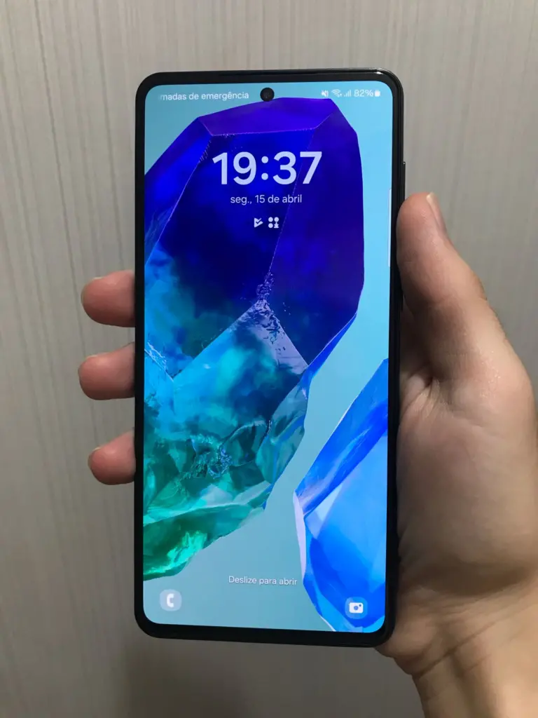 Review: galaxy m55 surpreende pelo armazenamento e fotos em ambientes escuros A tela do galaxy m55 possui brilho superior ao antecessor e 12m de profundidade de cor. (foto: reprodução/enzo sapio monello/showmetech)