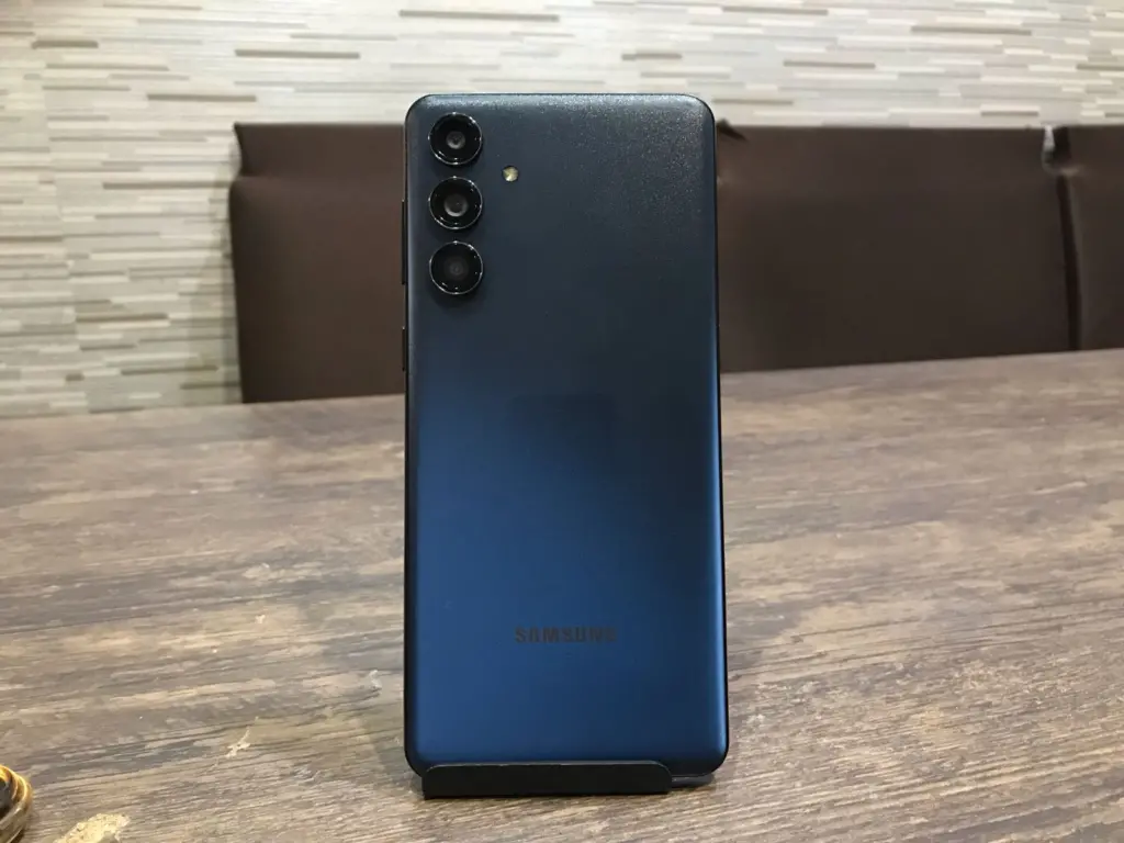 Review: galaxy m55 surpreende pelo armazenamento e fotos em ambientes escuros Com a claridade do flash, podemos perceber a graduação de cores do azul-escuro do m55. (foto: reprodução/enzo sapio monello/showmetech)